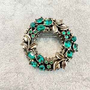 Vintage Gold Tone With Green Rhinestone Christmas Wreath Brooch Pin